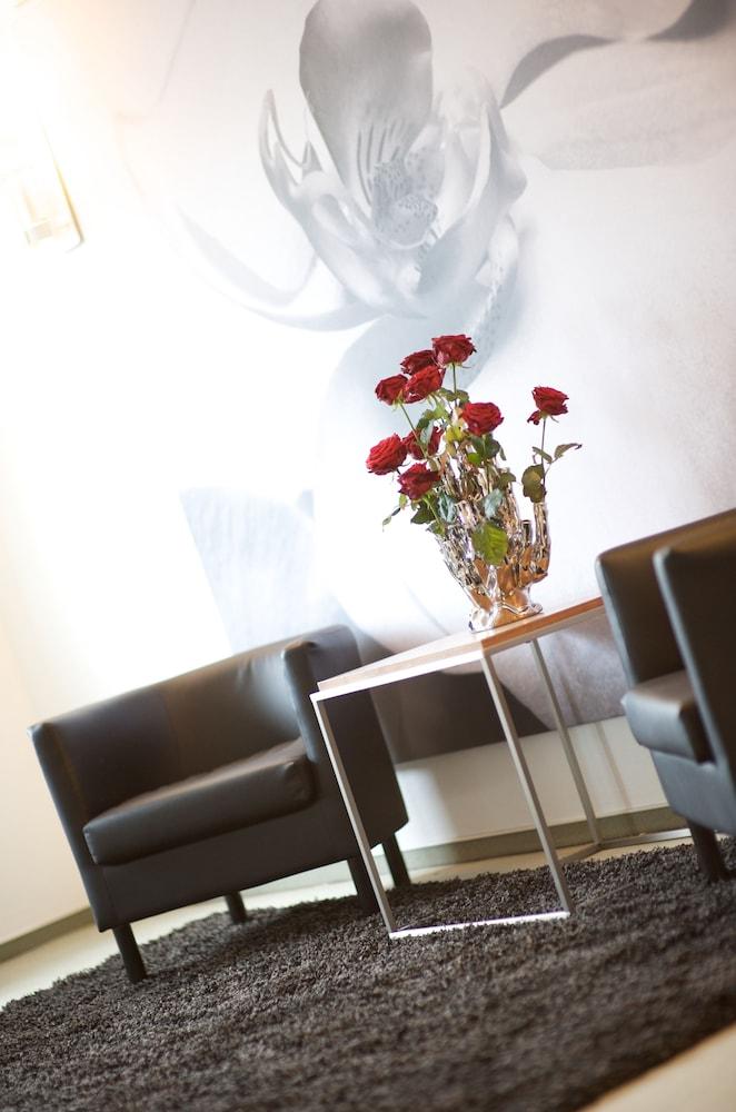 Good Morning + Bad Oldesloe Hotel Buitenkant foto